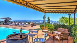 The swimming pool at or close to Casal Del Salice 10, Emma Villas