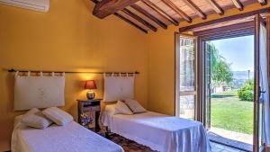 A bed or beds in a room at Casal Del Salice 10, Emma Villas