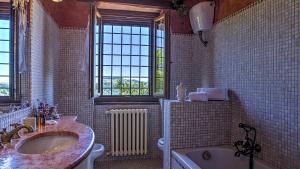 A bathroom at Casal Del Salice 10, Emma Villas