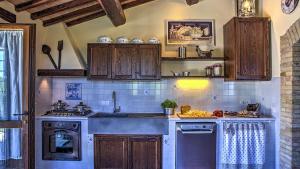 A kitchen or kitchenette at Casal Del Salice 10, Emma Villas
