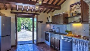 A kitchen or kitchenette at Casal Del Salice 10, Emma Villas