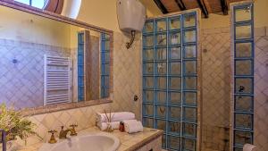 A bathroom at Casal Del Salice 10, Emma Villas
