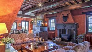 A television and/or entertainment centre at Casal Del Salice 10, Emma Villas