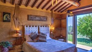 A bed or beds in a room at Casal Del Salice 10, Emma Villas