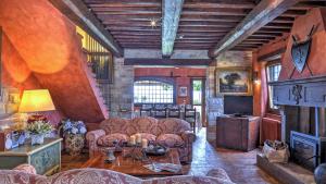 A seating area at Casal Del Salice 10, Emma Villas