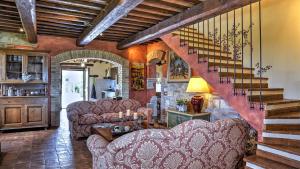 A seating area at Casal Del Salice 10, Emma Villas