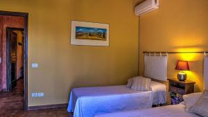 A bed or beds in a room at Casal Del Salice 10, Emma Villas
