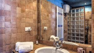 A bathroom at Casal Del Salice 10, Emma Villas