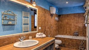A bathroom at Casal Del Salice 10, Emma Villas