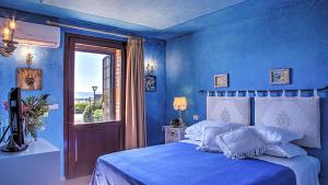 A bed or beds in a room at Casal Del Salice 10, Emma Villas Még 37 kép