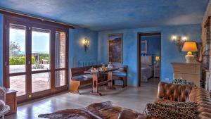 A seating area at Casal Del Salice 10, Emma Villas