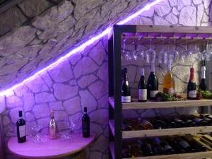 ein Weinkeller mit Weingläsern und Weinflaschen in der Unterkunft Boutique Hotel Bel Sito Wellness & Private SPA in Bardolino