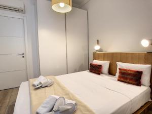 - une chambre avec un lit et 2 chaussons dans l'établissement Nestor&Jeeves - COTE JARDIN - Central - Close sea, à Nice