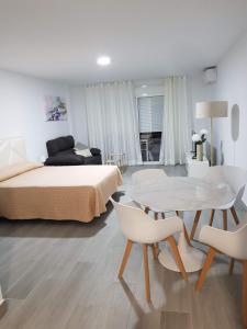 una camera con letto, tavolo e sedie di Apartment near the beach a Marbella