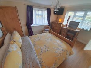 Un pat sau paturi într-o cameră la Sherwood Bungalow 3 Bedroom Entire Property