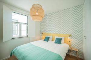 um quarto com uma cama grande em azul e branco em Jolly Jolie w Terrace em Lisboa