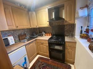 Kuhinja oz. manjša kuhinja v nastanitvi 2-Bed Apartment in High Wycombe Private Garden