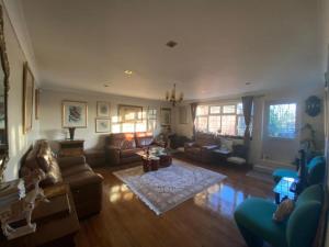 a living room with couches and a rug at 2-Bed Apartment in High Wycombe Private Garden in High Wycombe