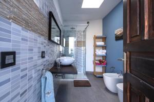 El AlbercónCasa con encanto的带水槽、浴缸和马桶的浴室