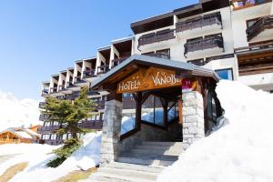 un hotel en la nieve frente a un edificio en Hôtel La Vanoise, en Tignes