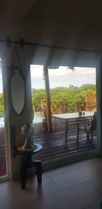 Camera dotata di balcone con tavolo e terrazza. di Chilled Vibes a Ponta Mamoli