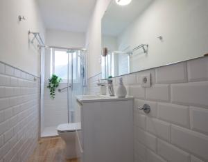 ein weißes Badezimmer mit Toilette und Waschbecken in der Unterkunft Casa campo y Playa Taganana in Taganana + 31 Fotos