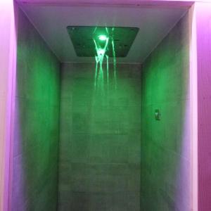 Baño con luces verdes y moradas en el techo en Boutique Hotel Bel Sito Wellness & Private SPA, en Bardolino