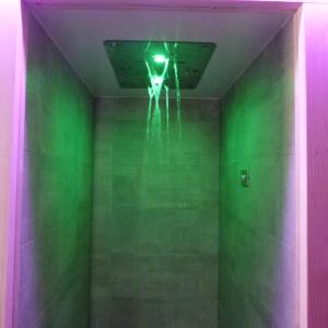 un bagno con luci verdi e viola sul soffitto di Boutique Hotel Bel Sito Wellness & Private SPA a Bardolino