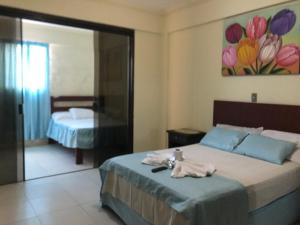 Un dormitorio con una cama con una toalla. en Hotel Viru Viru II en Santa Cruz de la Sierra