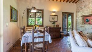 a dining room with a table and chairs at CASALE AL DOGLIO 6&1, Emma Villas in San Venanzo