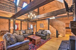 una sala de estar con muebles de cuero y paredes de madera. en Lake Hartwell Area Cabin with Community Pool Access!, en Westminster