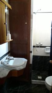 y baño con lavabo, aseo y espejo. en Apartamento La balconada en La Paloma