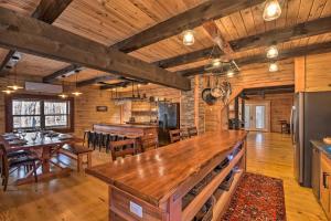 cocina y comedor con una gran mesa de madera en Lake Hartwell Area Cabin with Community Pool Access!, en Westminster