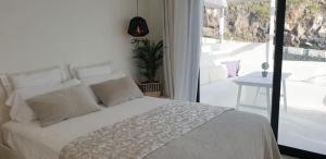 Postel nebo postele na pokoji v ubytování Home2Book Luxury Panoramic Sea Views Tabaiba