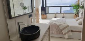 Postel nebo postele na pokoji v ubytování Home2Book Luxury Panoramic Sea Views Tabaiba