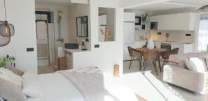 Kuchyň nebo kuchyňský kout v ubytování Home2Book Luxury Panoramic Sea Views Tabaiba