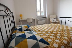 ein Schlafzimmer mit einem Bett und einem Kissen in der Unterkunft T3 proche de la mer in Portel-des-Corbières