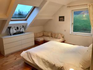 Llit o llits en una habitació de Lovely Meadow House in the land of Croix Scaille