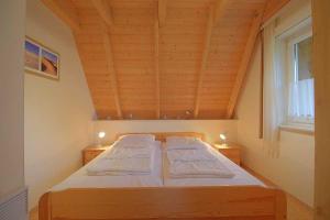 een slaapkamer met een bed met twee lampen erop bij Strandvogt3 WT2 in Dorum Neufeld