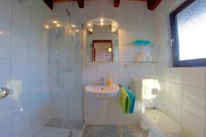 La salle de bains est pourvue d'un lavabo, d'une douche et de toilettes. dans l'établissement Strandvogt 2 RP23, à Dorum Neufeld