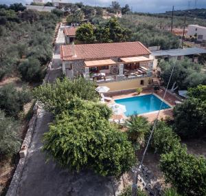 Utsikt mot bassenget på Amazing Villas in Crete eller i nærheten