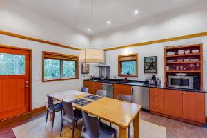 Dapur atau dapur kecil di Modern Coastal Retreat +14 gambar
