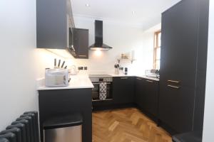 Gallery image of Charming two bedroom, two bathroom detached cottage in Boʼness