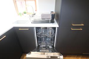 Gallery image of Charming two bedroom, two bathroom detached cottage in Boʼness