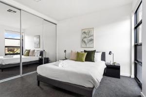 En eller flere senge i et værelse på Little Grenfell Apartments by Urban Rest