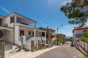 uma vista para a rua de uma casa branca em CASE I GINEPRI A/B E ATTICO em Cala Gonone