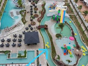 uma piscina num resort com parque aquático em Salinas Exclusive Resort em Salinópolis