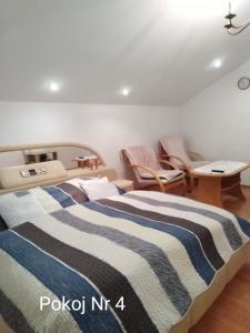 Ένα ή περισσότερα κρεβάτια σε δωμάτιο στο Villa Orzechowski