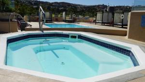 Bazén v ubytování Grand Hotel Tijuana nebo v jeho okolí