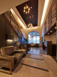- un salon avec un canapé et un escalier dans l'établissement Stay Inn Hotel Toronto, à Toronto